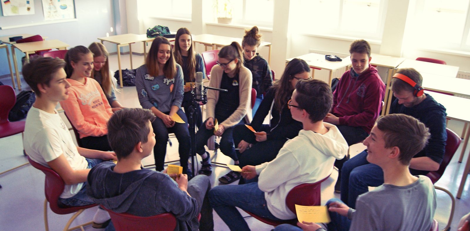 Jugendliche diskutieren in verschiedenen Rollen