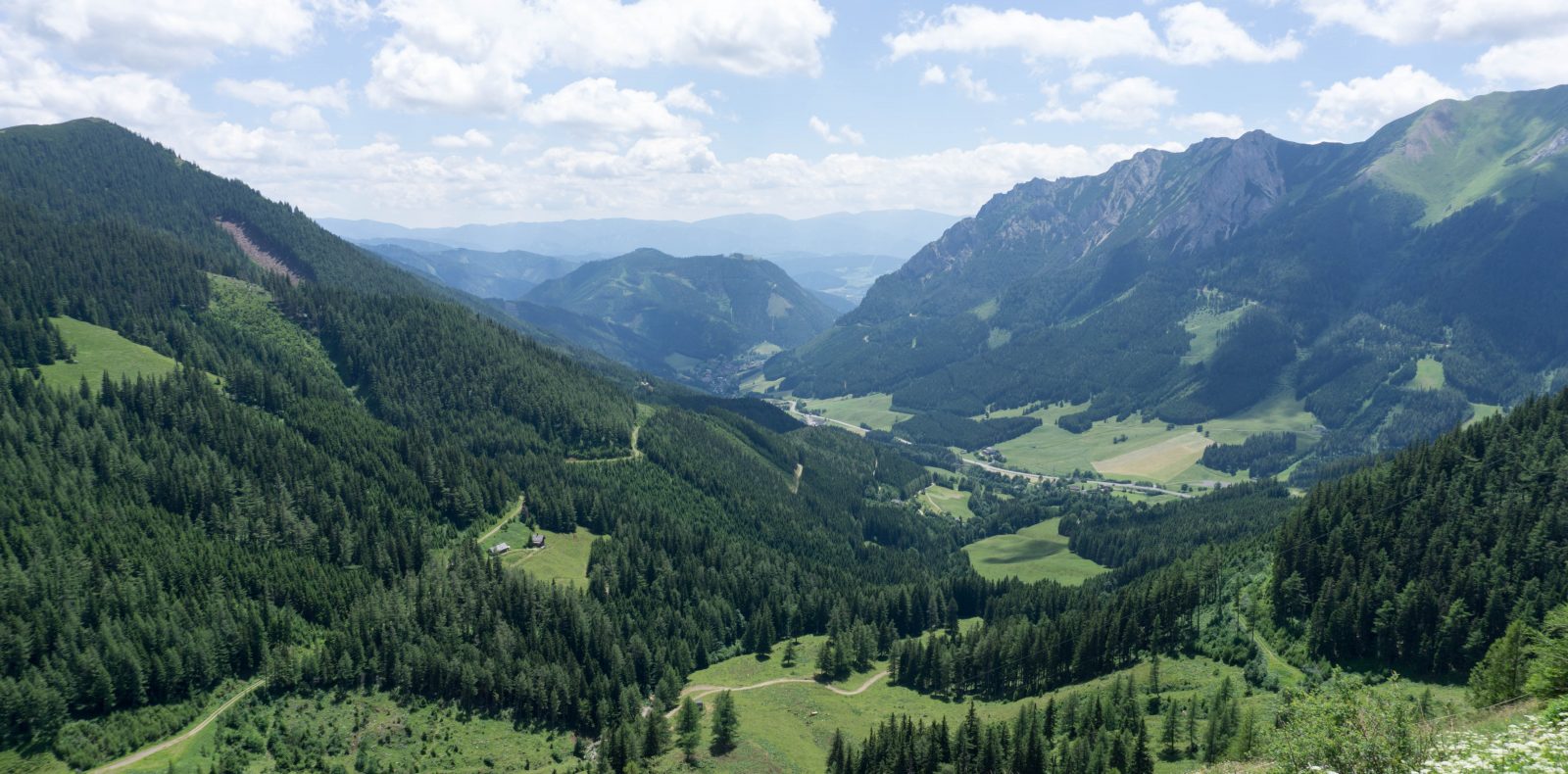 Grenzgang Wandertag ©Florian Tschebull Landschaftsbild auf dem Weg
