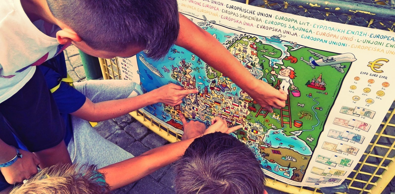 Jugendliche erkunden eine Europakarte